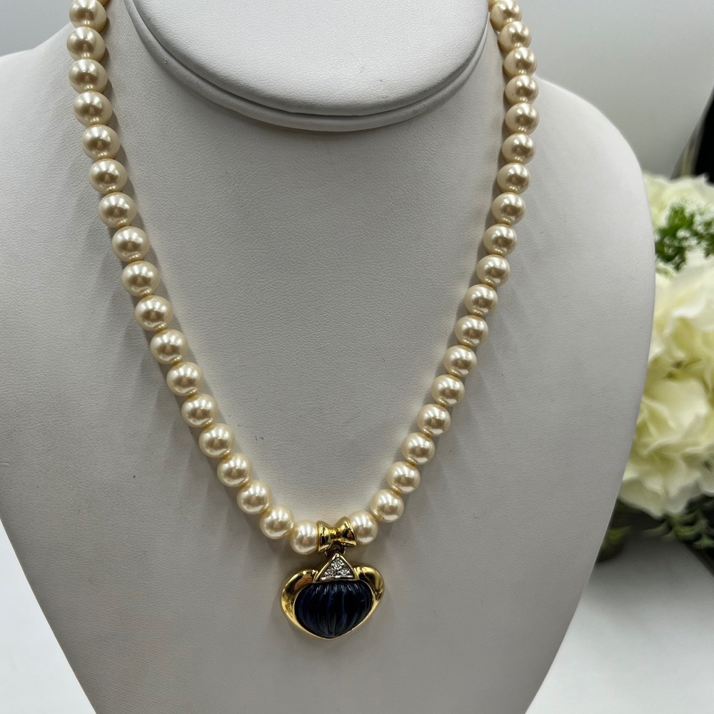 Ultima Designer Vintage Faux Cream Pearl Gold Tone Clamshell Fluted Necklace